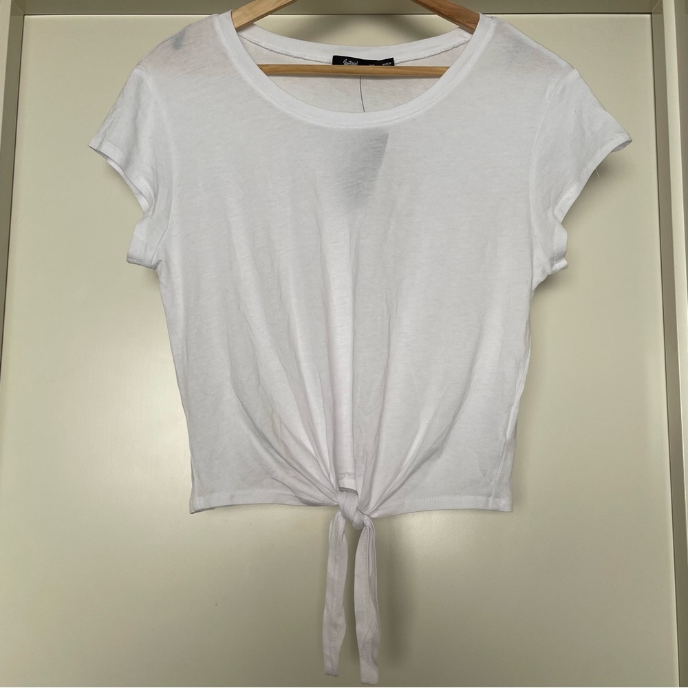 Sportsgirl knot-tie top - cropped length 🤍
Quality 🤍 Staple White 🤍 NEW 💖 - Picture 3 of 6